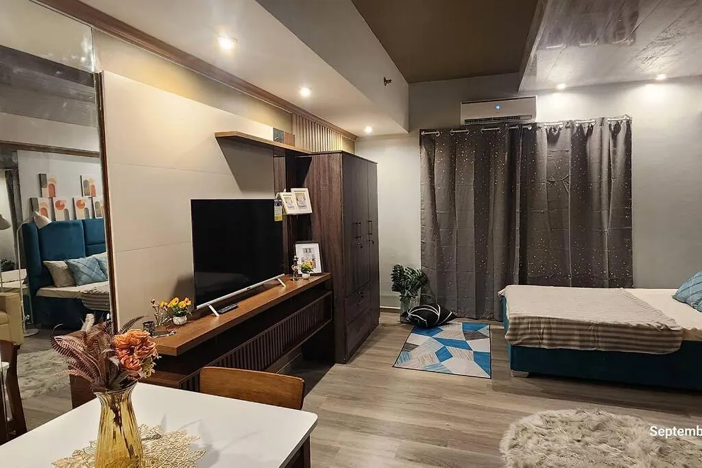 Apartment Burgundy Mckinley - Seaside Staycation Manila